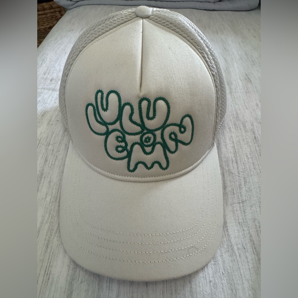 like new lululemon trucker hat *wordmark* size S/M